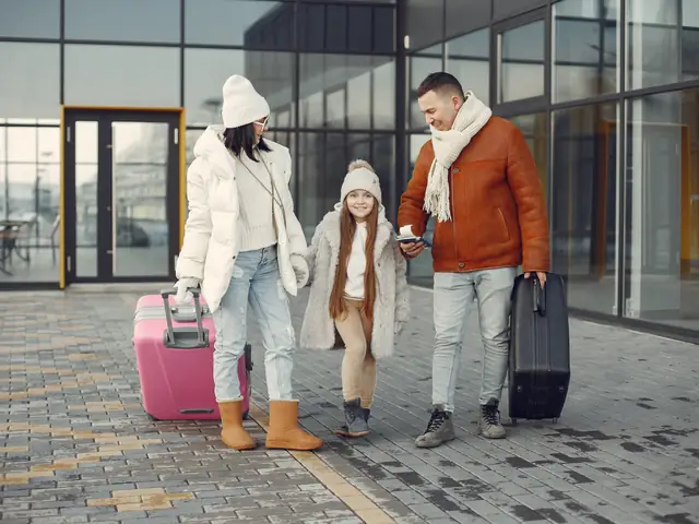Familia con maletas saliendo de una terminal