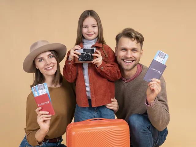 Familia con una niña mostrando sus pasaportes y tiquetes