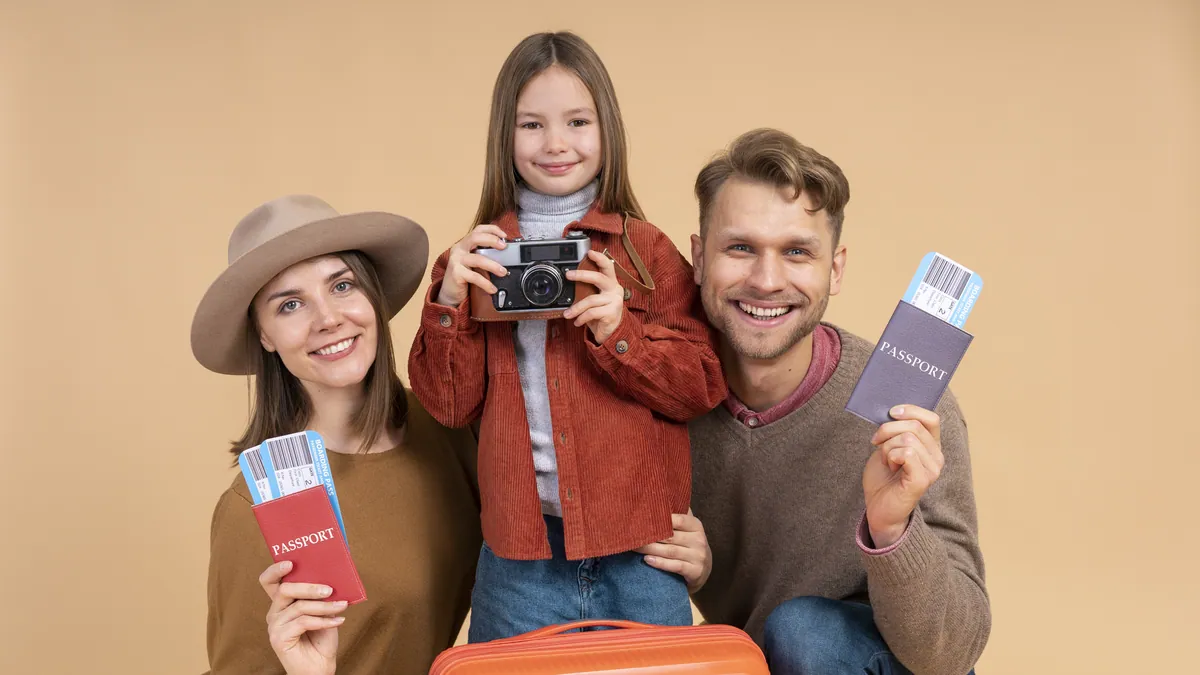 Familia con una niña mostrando sus pasaportes y tiquetes