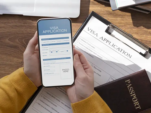 Formulario de visa en el celular junto al pasaporte