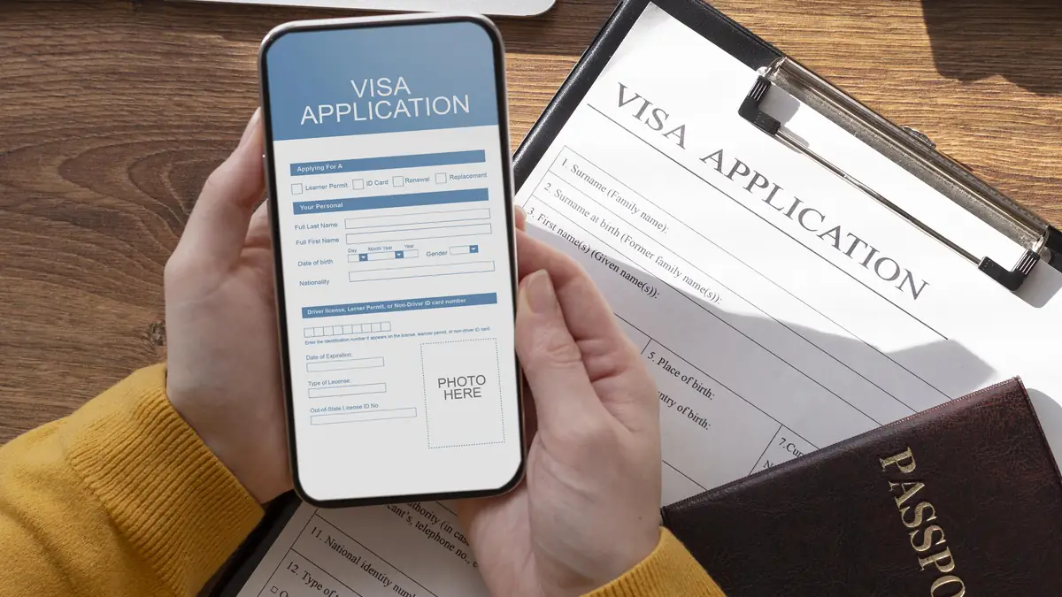 Formulario de visa en el celular junto al pasaporte