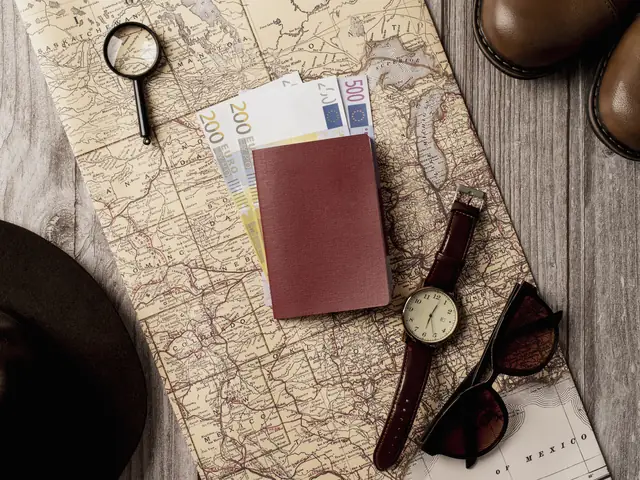 Pasaporte sobre un mapa de viaje
