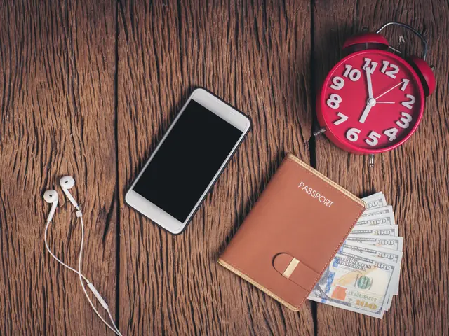 Pasaporte, celular y dinero sobre una mesa