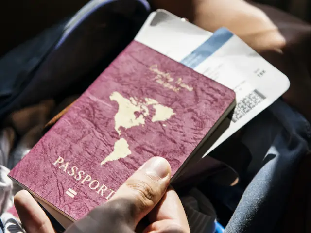 Pasaporte y tiquetes de viaje