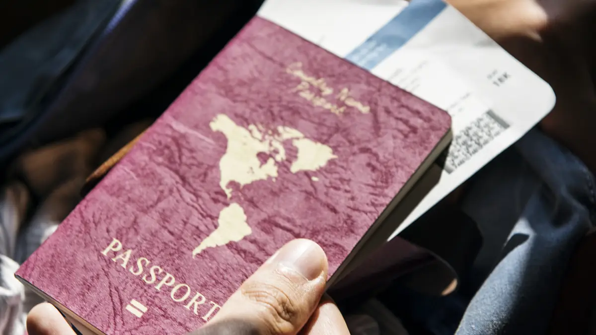Pasaporte y tiquetes de viaje