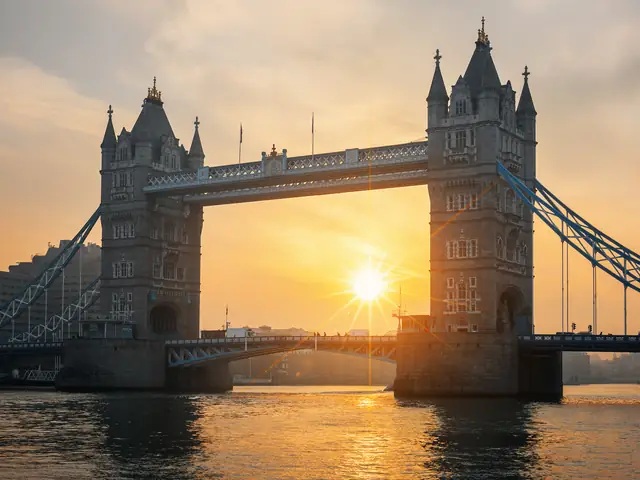 Tower Bridge al amanecer en Londres