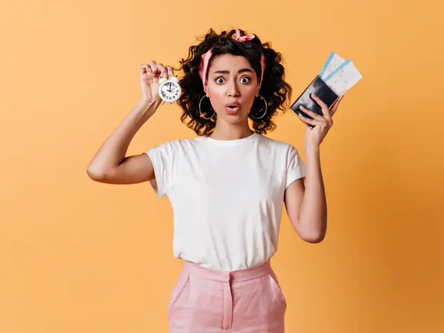 Mujer preocupada con su pasaporte y un reloj